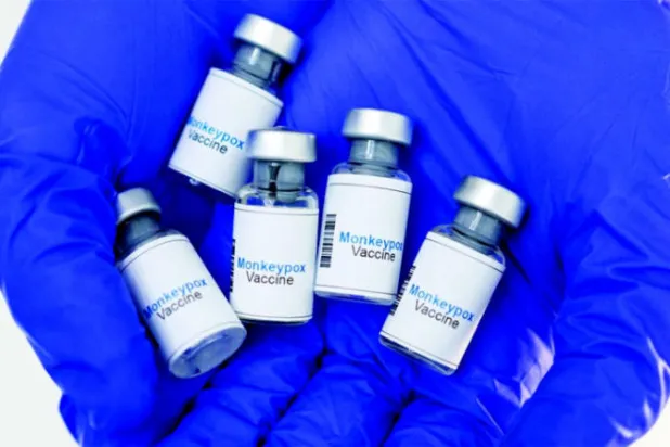 قوارير من لقاح {جدري القردة} بيد عاملة طبية (رويترز)