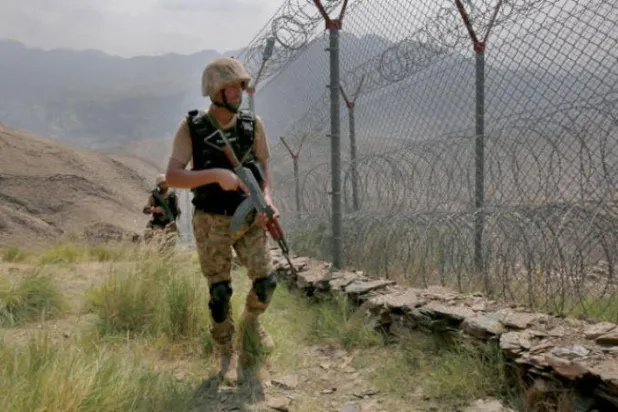 Pakistan ordusuna ait bir devriye Afganistan sınırında görülüyor (Ağustos 2021 – AP)