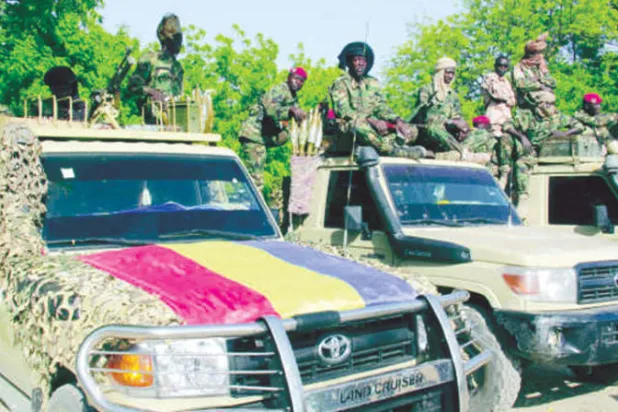 جنود ينتمون إلى قوة المهام المشتركة أثناء قيامهم بدورية في مونغونو حيث لقي 14 شخصاً مصرعهم بعد أن هاجم متشددو «بوكو حرام» قرية صيد في غرب تشاد ديسمبر 2019 (أ.ف.ب)