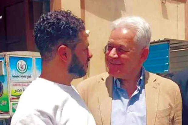 حمدين صباحي يستقبل الصحافي حسام مؤنس فور خروجه من السجن بعفو رئاسي الشهر الماضي (نشطاء)