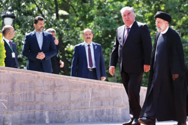 رئيسي يستقبل إمام علي رحمن في طهران أمس (إ.ب.أ)