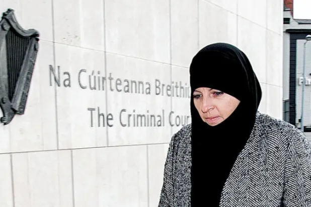 الجندية الآيرلندية السابقة ليزا سميث في طريقها لحضور جلسة المحاكمة في المحكمة الجنائية المركزية في دبلن (أ.ف.ب)