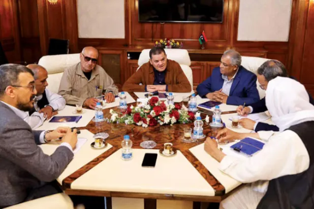 صورة وزعتها «حكومة الوحدة» لاجتماع رئيسها الدبيبة مع عمداء بلديات من المنطقة الشرقية بالعاصمة طرابلس