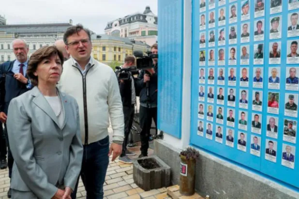 کل فرانسیسی وزیر خارجہ کیتھرین کولونا کو کیف میں اس دیوار کے دورے کے دوران دیکھا جا سکتا ہے جس پر ہلاک ہونے والے یوکرینیوں کی تصاویر لگی ہیں (ای پی اے)