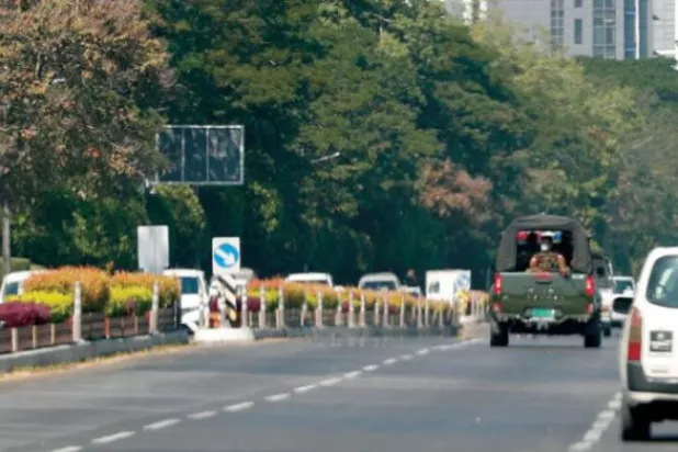 عربة عسكرية خلال دورية في شوارع رانغون (أرشيفية-إ.ب.أ)