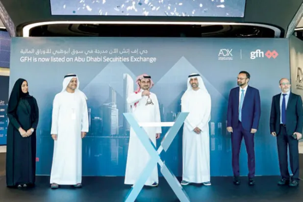 جانب من عمليات قرع جرس تداول «جي إف إتش» في سوق أبوظبي المالية (الشرق الأوسط)