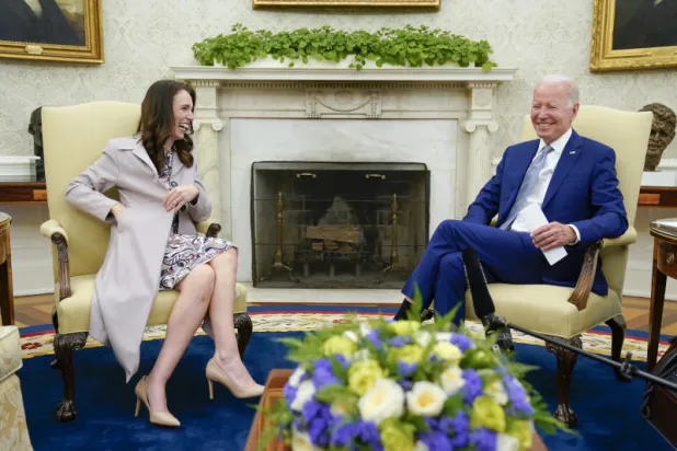 الرئيس الأميركي جو بايدن مجتمعاً مع رئيسة الوزراء النيوزيلندية جاسيندا أرديرن (أ.ب)