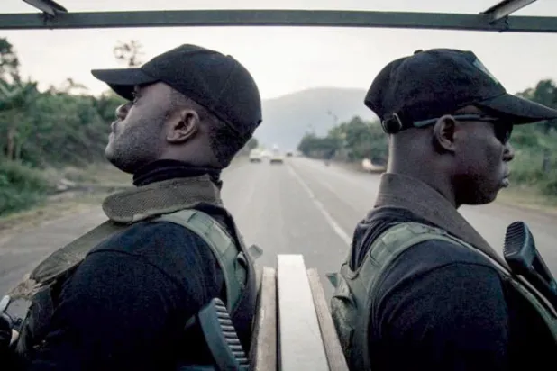 جنود دورية لواء المشاة الميكانيكي الحادي والعشرين في شوارع بويا بالمنطقة الجنوبية الغربية من الكاميرون (أ.ف.ب)