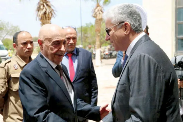 صورة وزعها مجلس النواب لاستقبال رئيسه عقيلة صالح من قبل رئيس حكومة «الاستقرار» قبل اجتماع سرت