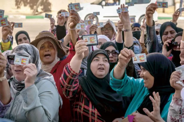 جانب من العاملات اللواتي تجمعن على مقربة من الطريق المؤدية إلى معبر سبتة للاحتجاج على «منعهن من الدخول» (أ.ف.ب)