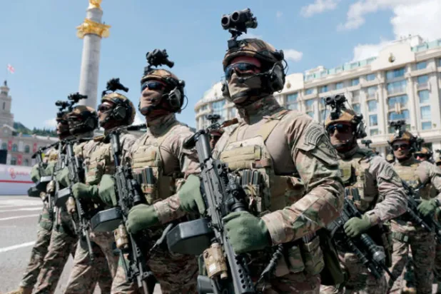 قوات جورجية خلال عرض عسكري في العاصمة تبليسي في 26 مايو الحالي بمناسبة الذكرى الـ104 للاستقلال (إ.ب.أ)