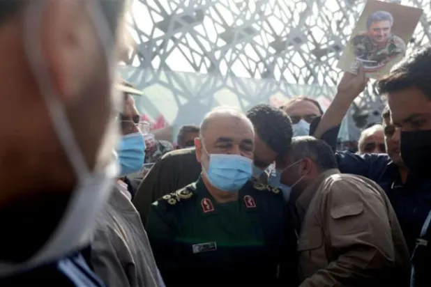 İran Kudüs Gücü Komutanı İsmail Kaani, Hasan Seyyad Hüdayi’nin cenaze törenine katıldı. (Reuters)  