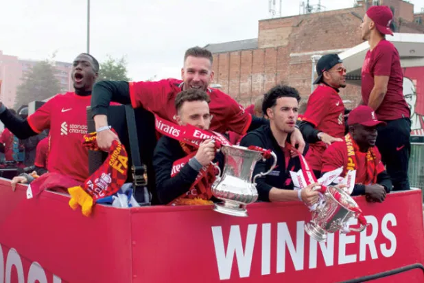 ليفربول يحتفل بالكأسين المحليين بعد الخسارة في نهائي دوري الأبطال (إ.ب.أ)