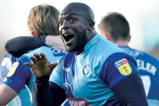 المهاجم القوي أكينفينوا خاض مباراته الأخيرة مع ويكومب (رويترز)