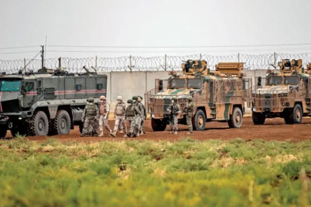 الحسکہ میں ترک سرحد کے قریب الدرباسیہ قصبے میں سابق مشترکہ ترک روس فوجی گشت کو دیکھا جا سکتا ہے (اے ایف پی)