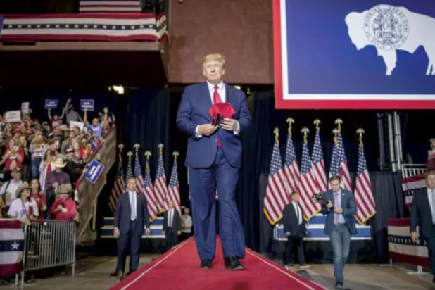 گزشتہ پیر کے دن ٹرمپ کو وومنگ کے کیسپر میں اپنی خاتون امیدوار کی حمایت میں میں خطاب کرتے ہوئے دیکھا جا سکتا ہے جو ریپبلکن نمائندے لز چینی سے مقابلہ کر رہی ہیں (اے ایف پی)