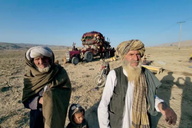 14 Mart 2022’de Pakistan-Afganistan sınırında Pakistan’ın Kuetta banliyösündeki bekleyen bedevi vatandaşlar Afganistan’a geçmeyi bekliyorlar (EPA)