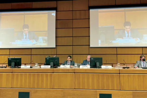 جانب من اجتماع لجنة الأمم المتحدة للاستخدام السلمي للفضاء الخارجي ويظهر الإماراتي عمران شرف رئيس اللجنة (الشرق الأوسط)