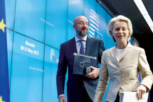 أورسولا فون دير لاين وشارل ميشال بعد انتهاء مؤتمر صحافي في بروكسل 31 مايو (أ.ف.ب)