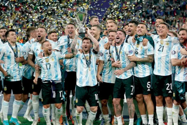 ميسي قائد الأرجنتين بين زملائه يرفع كأس الأبطال الـ«فيناليسيما» (د.ب.أ)