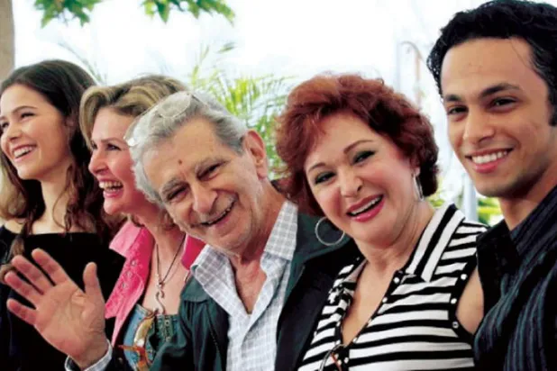 يوسف شاهين ومجموعة ممثلي «الإسكندرية... نيويورك»