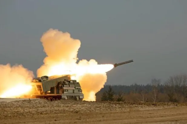 HIMARS sistemi ABD askerlerinin tatbikatı sırasında füzelerini ateşliyor (Arşiv)