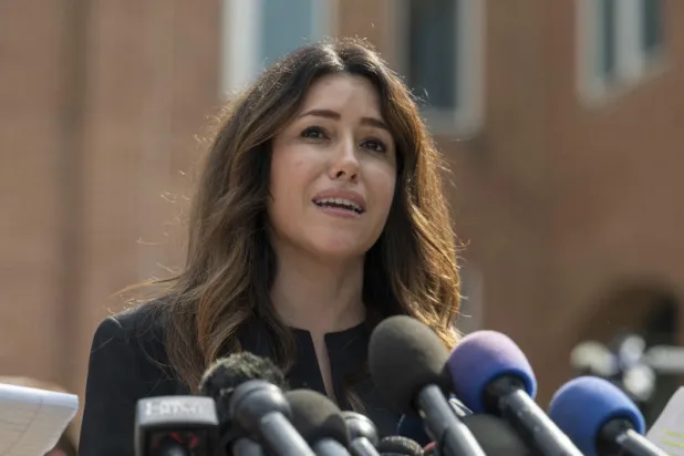 محامية النجم الأميركي جوني ديب كاميل فاسكيز تتحدث خارج قاعة المحكمة في فيرجينيا (أ.ب)