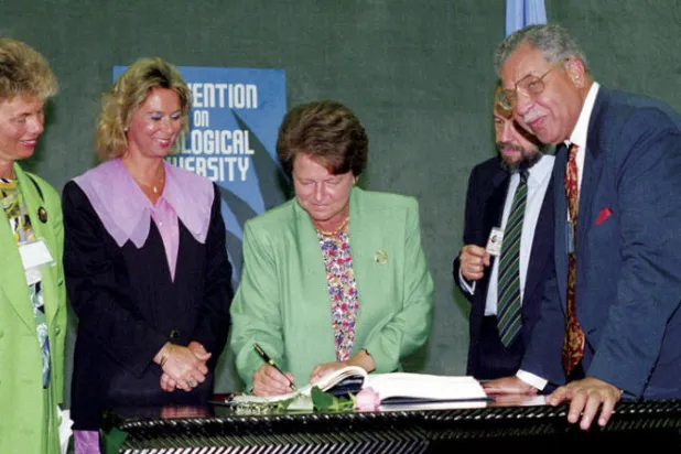 غرو هارلم برونتلاند رئيسة وزراء النرويج، توقع معاهدة التنوع البيولوجي بالنيابة عن بلادها خلال مؤتمر الأمم المتحدة للبيئة والتنمية في ريو دي جانيرو يونيو 1992