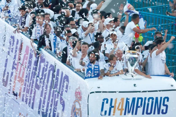 لاعبو ريال مدريد في حافلة تجوب شوارع العاصمة الإسبانية احتفالاً بلقب دوري الأبطال (رويترز)