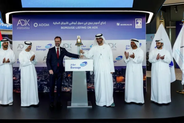 الدكتور سلطان الجابر يتوسط ممثلي الشركات المشاركة في أدراج «بروج» أمس في سوق أبوظبي. («وام»)