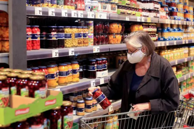 تشير استطلاعات إلى أن نحو نصف المواطنين الألمان صاروا لا يتحملون نفقات المعيشة (رويترز)