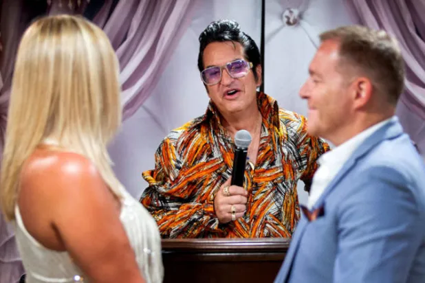 جيسي غارون شبيه الفيس بريسلي خلال حفل عقد قران في لاس فيغاس (رويتر)