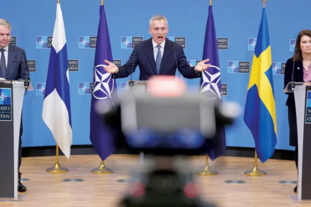 وزيرا خارجية فنلندا والسويد مع الأمين العام لـ«ناتو» (أ.ب)