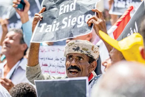 تعز میں مظاہروں کا ایک منظر جس میں گورنریٹ پر حوثی محاصرہ ختم کرنے کا مطالبہ کیا جا رہا ہے (ا- ف -ب)