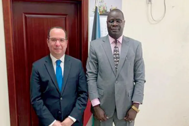 السفير المصري في جوبا يلتقي وزير الطاقة والسدود بجنوب السودان (الخارجية المصرية)