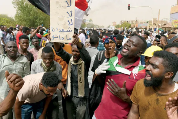 جانب من مسيرات أمس إحياءً لذكرى فض اعتصام قيادة الجيش في الخرطوم (إ.ب.أ)