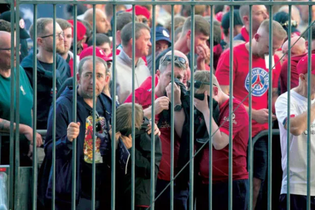 فوضى دوري الأبطال: طوابير طويلة ومنع المشجعين من الدخول وانعدام الإشراف والأمن (أ.ب)