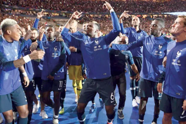 بعيداً عن مانشستر يونايتد تألق بوغبا مع منتخب فرنسا كما فعل في يوفنتوس (غيتي)