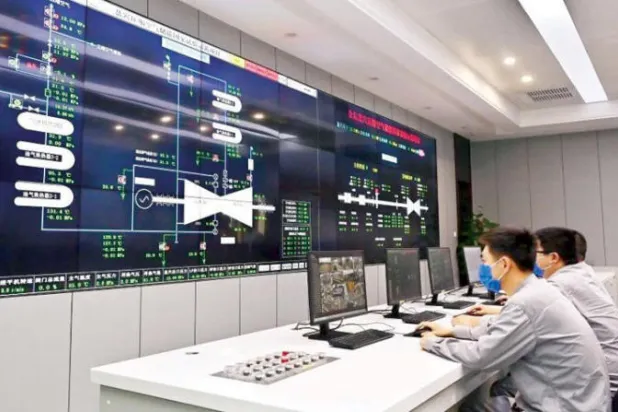 موظفان يراقبان أحوال تشغيل محطة لتخزين الطاقة المولدة من الهواء المضغوط في الصين (شينخوا)