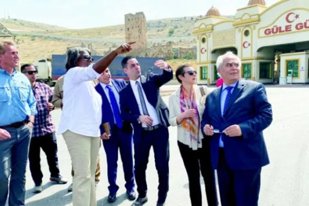 ترکی نے کل اعلان کیا ہے کہ اس نے سرحدی گزرگاہ کا دورہ کرنے والے گرین فیلڈ کو مطلع کیا ہے کہ وہ ایس ڈی ایف کے خلاف آپریشن شروع کرنے کے لیے پرعزم ہے (رائٹرز)