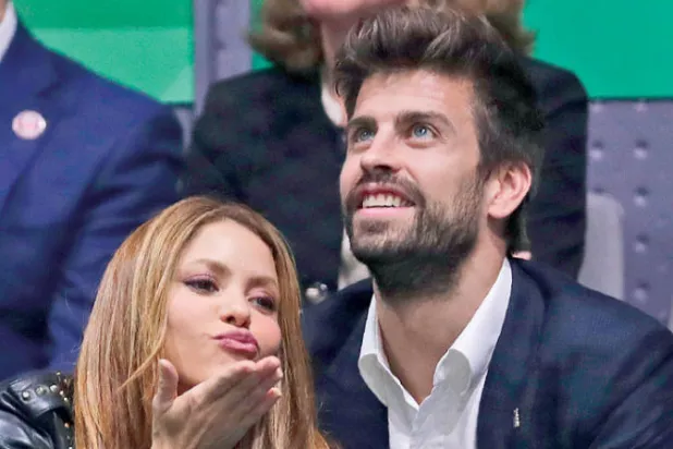 المغنية الكولومبية شاكيرا وزوجها جيرار بيكيه في صورة أرشيفية تعود لعام 2019 (أ.ب)