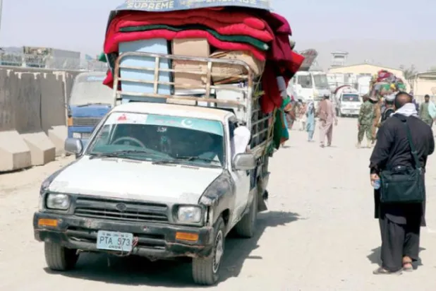 Kandahar yakınlarındaki Spin Boldak Sınır Kapısı üzerinden Pakistan’dan Afganistan’a geçen Afgan aileler.