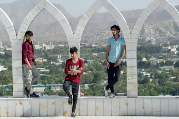 تعرب الطالبة شهيرة غفوري التي تلعب «ببجي» على غرار أخيها وأختها عن عدم استيعابها المنطق الذي تعتمده حركة «طالبان»، مضيفةً أنّ «إيجاد مكان يبقي الشباب منشغلين أفضل من تركهم يتجولون في الشوارع». وفي الصورة ثلاثة أصدقاء يلهون في تلال وزير أكبر خان في كابل (أ.ف.ب)