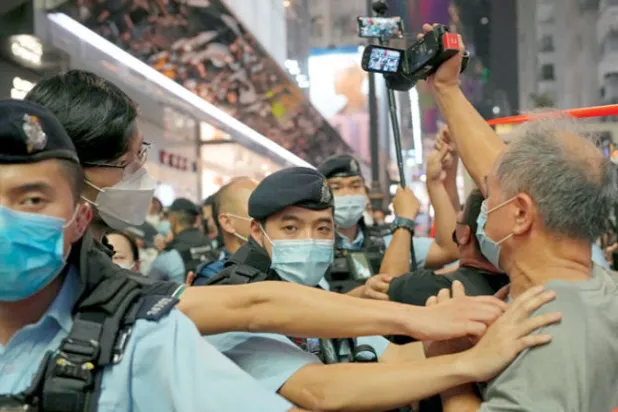 أغلقت شرطة هونغ كونغ الجمعة قسماً كبيراً من حديقة فيكتوريا التي كانت سابقاً موقعاً للاحتفالات السنوية لإحياء ذكرى قمع التظاهرات (أ.ب)