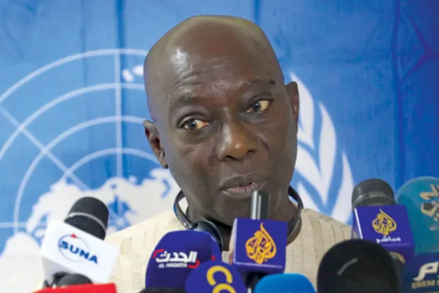 أداما دينغ الخبير الأممي لحقوق الإنسان في السودان في مؤتمر صحافي في الخرطوم أمس (أ.ف.ب)