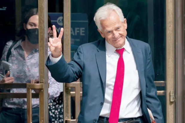 وجهت إلى نافارو تهمة «عرقلة تحقيق الكونغرس» وذكرت المحكمة الفيدرالية في واشنطن أن المستشار السابق أُوقف وسيمثل أمام قاضٍ (أ.ب)