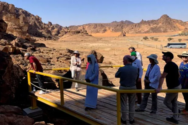 سياح في موقع الرسوم الصخرية في جبة والشويمس (الشرق الأوسط)