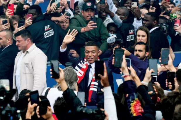 مبابي بين جماهير سان جيرمان بعد تجديد عقده مع سان جيرمان (أ.ف.ب)