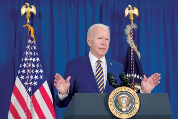 امریکی صدر جو بائیڈن کو پرسو وائٹ ہاؤس میں خطاب کرتے ہوئے دیکھا جا سکتا ہے (اے ایف پی)