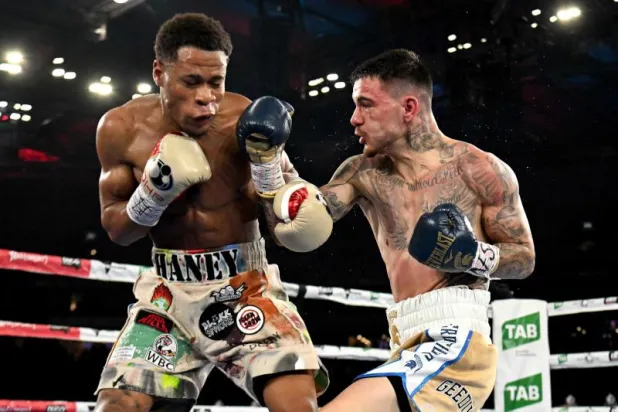 الملاكم الأميركي ديفن هاني (يسار) خلال المباراة أمام الأسترالي جورج كامبوسوس (أ.ف.ب)